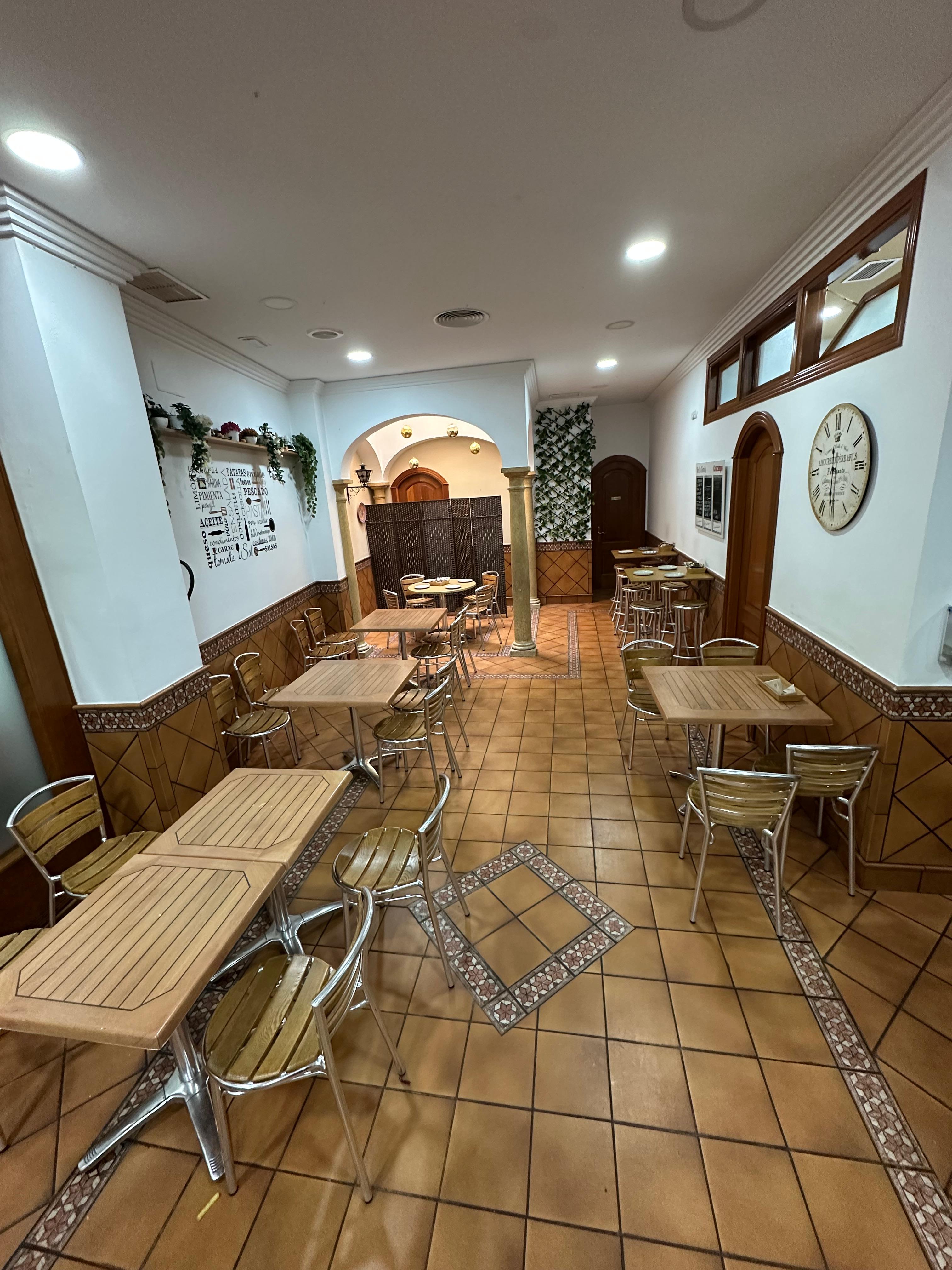 Comedor acogedor con barriles de madera
