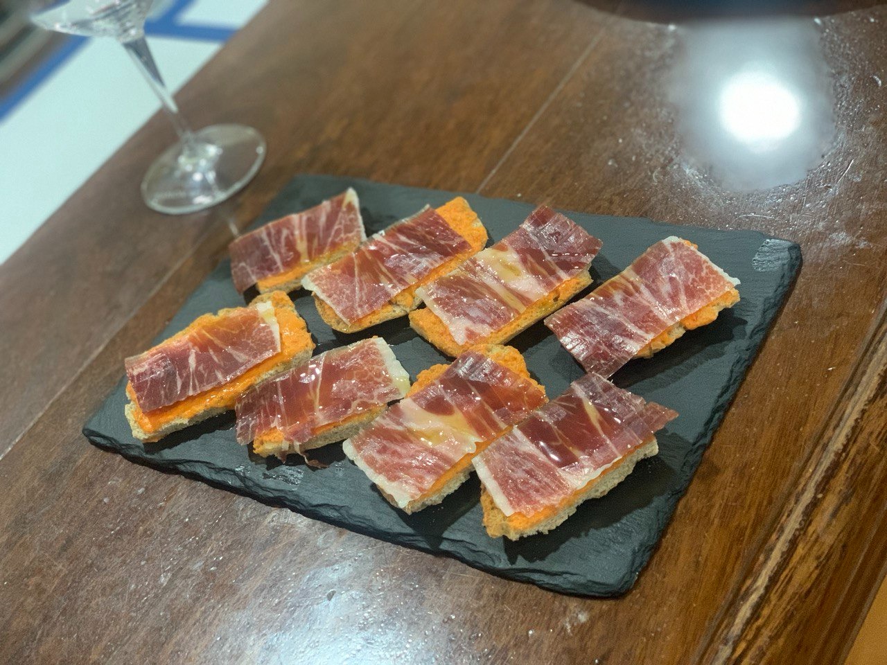 Pan con salmorejo y jamón
