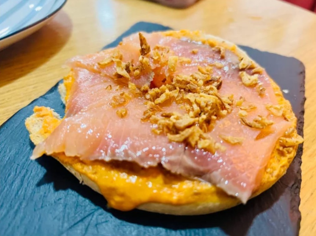 Tosta de salmorejo y salmón