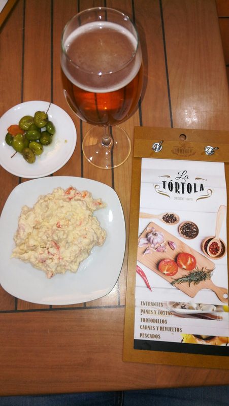 Tapas variadas con cerveza