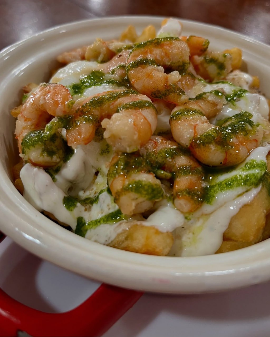 Cazuelita de patatas arrieras con gambas al ajillo